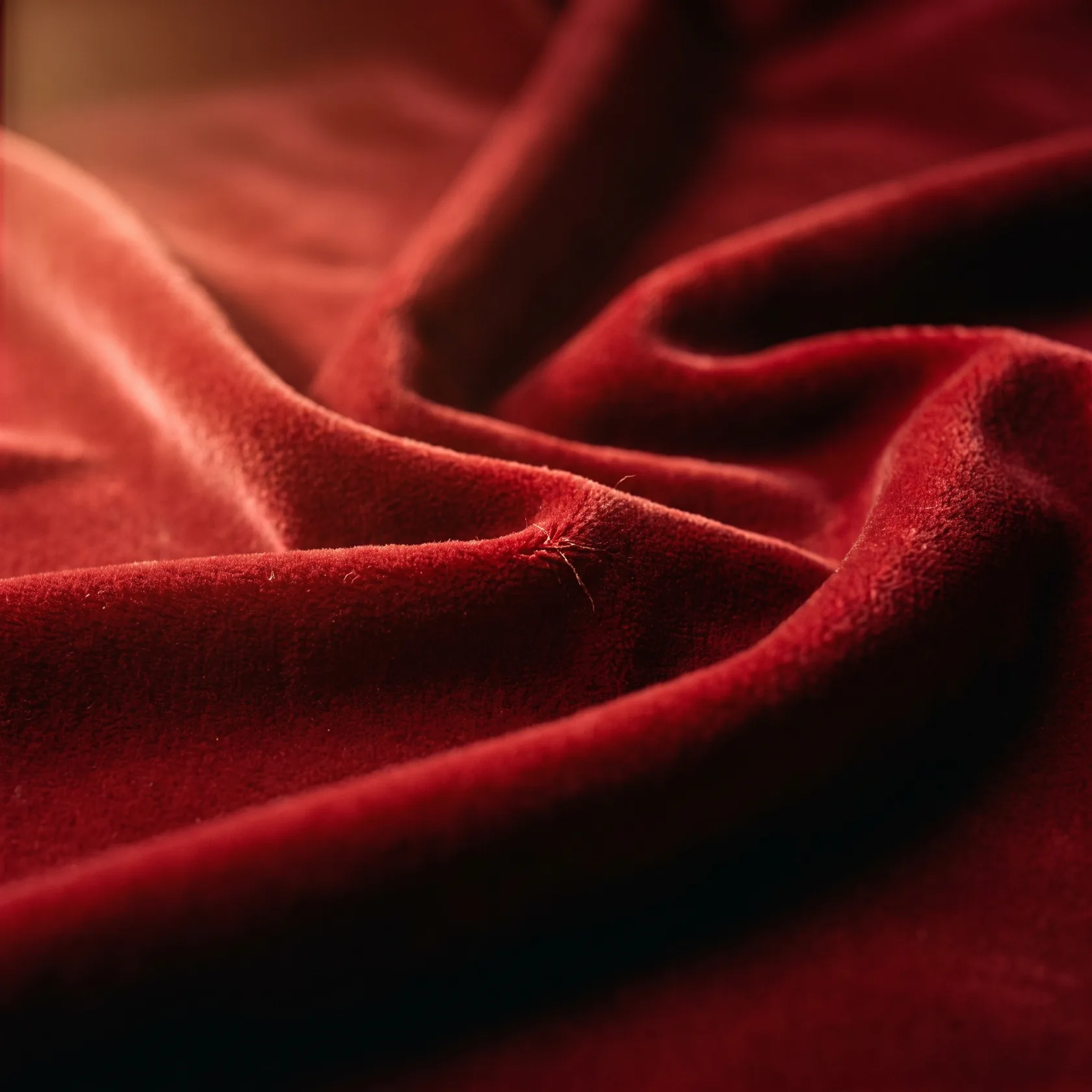 Textura de tela de terciopelo carmesí para tapicería