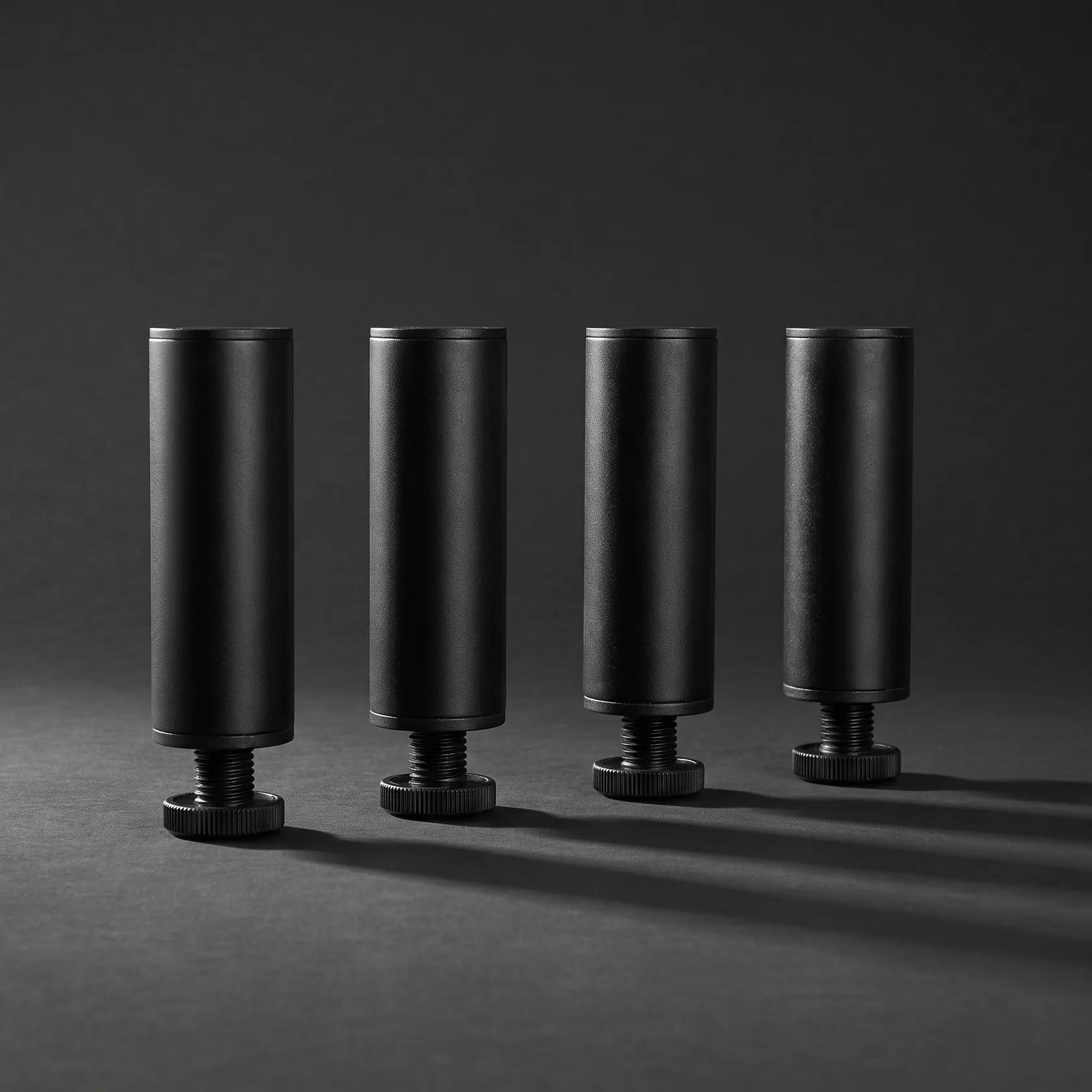 Un juego de patas de mueble metálicas ajustables en negro mate